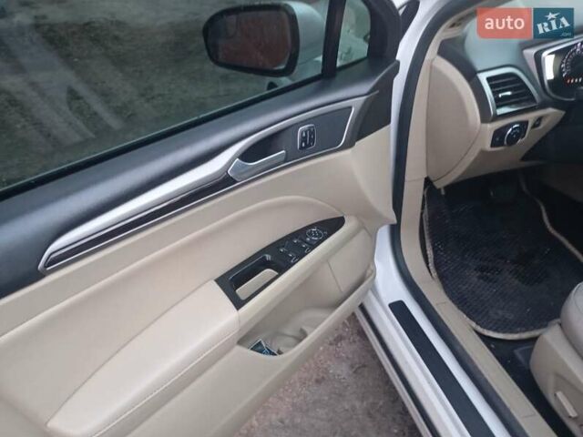 Білий Форд Фьюжен, об'ємом двигуна 2 л та пробігом 163 тис. км за 10700 $, фото 4 на Automoto.ua