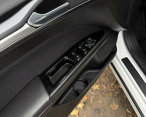 Белый Форд Фьюжн, объемом двигателя 2 л и пробегом 210 тыс. км за 10699 $, фото 7 на Automoto.ua