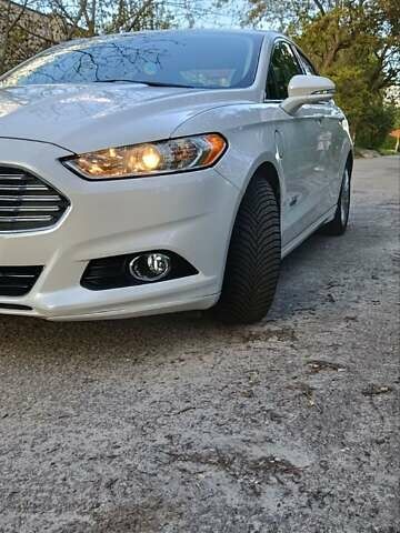 Белый Форд Фьюжн, объемом двигателя 2 л и пробегом 230 тыс. км за 14000 $, фото 2 на Automoto.ua