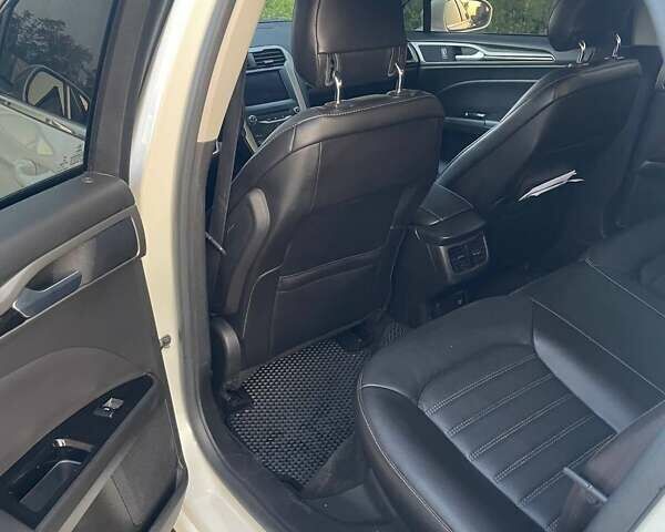 Білий Форд Фьюжен, об'ємом двигуна 2 л та пробігом 220 тис. км за 9300 $, фото 2 на Automoto.ua