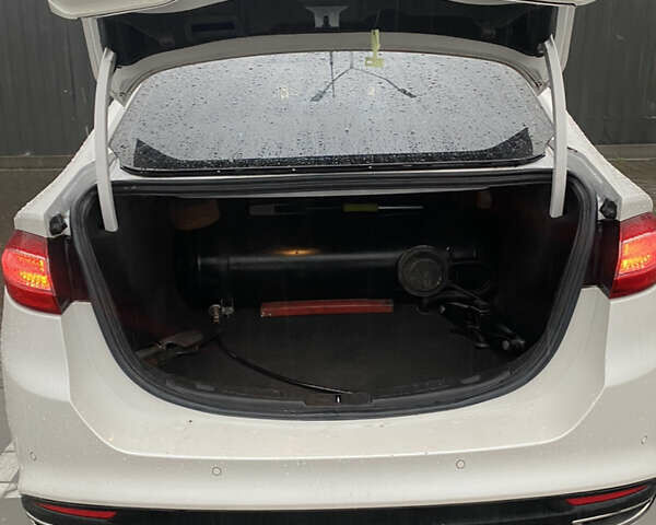 Білий Форд Фьюжен, об'ємом двигуна 2 л та пробігом 320 тис. км за 7800 $, фото 6 на Automoto.ua