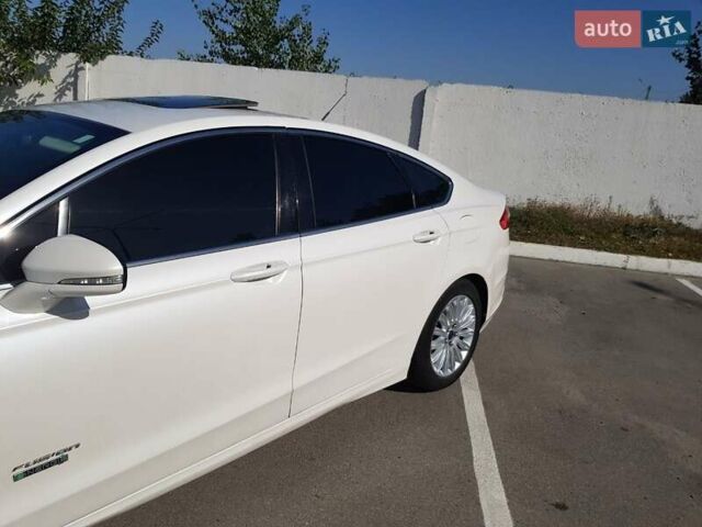 Білий Форд Фьюжен, об'ємом двигуна 2 л та пробігом 190 тис. км за 9900 $, фото 2 на Automoto.ua
