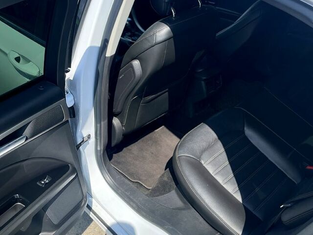 Белый Форд Фьюжн, объемом двигателя 1.6 л и пробегом 160 тыс. км за 9500 $, фото 12 на Automoto.ua