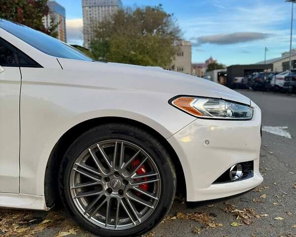 Білий Форд Фьюжен, об'ємом двигуна 2 л та пробігом 157 тис. км за 10999 $, фото 4 на Automoto.ua