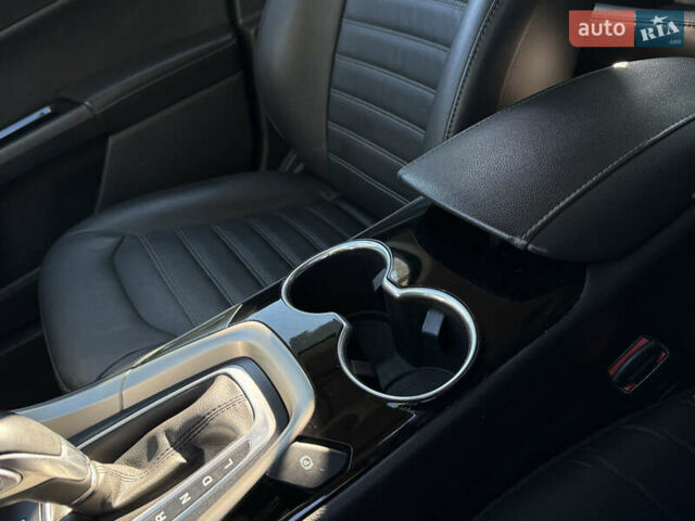 Білий Форд Фьюжен, об'ємом двигуна 2 л та пробігом 137 тис. км за 10999 $, фото 23 на Automoto.ua