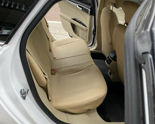 Білий Форд Фьюжен, об'ємом двигуна 2.5 л та пробігом 209 тис. км за 8700 $, фото 23 на Automoto.ua