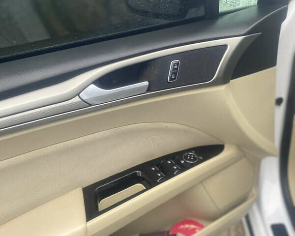 Білий Форд Фьюжен, об'ємом двигуна 2.49 л та пробігом 240 тис. км за 11000 $, фото 7 на Automoto.ua