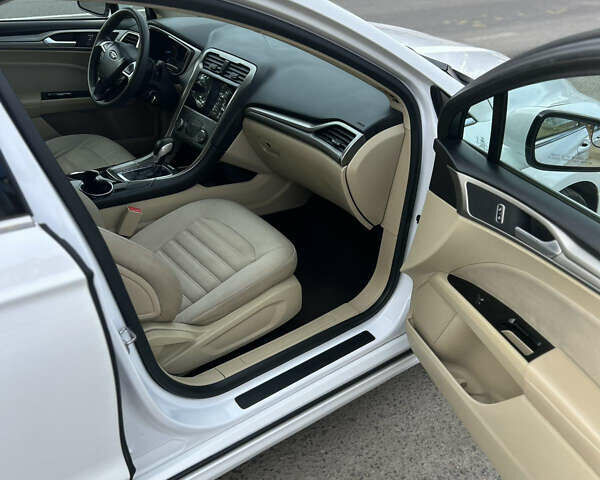 Белый Форд Фьюжн, объемом двигателя 2.49 л и пробегом 168 тыс. км за 10500 $, фото 4 на Automoto.ua