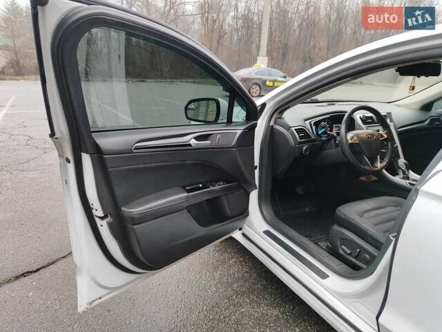 Белый Форд Фьюжн, объемом двигателя 2.5 л и пробегом 216 тыс. км за 8500 $, фото 8 на Automoto.ua