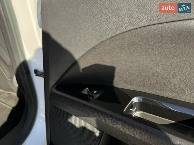 Форд Фьюжен 2014 у Одесі на Automoto.ua Білий Форд Фьюжен, об'ємом двигуна 2 л та пробігом 137 тис. км за 11800 $, фото 37 на Automoto.ua