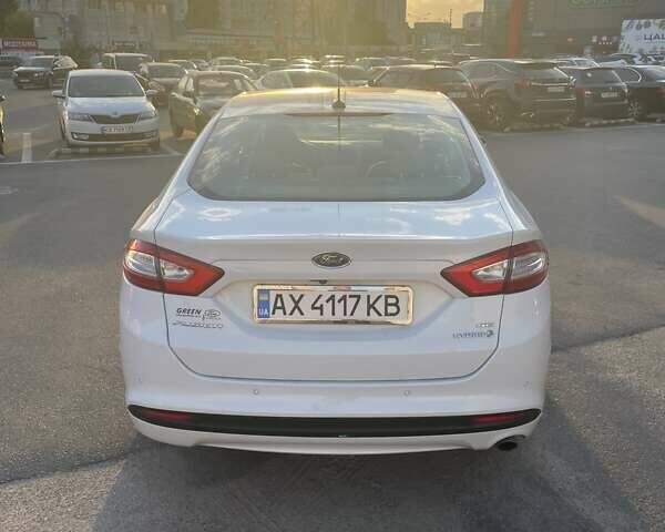 Белый Форд Фьюжн, объемом двигателя 2 л и пробегом 271 тыс. км за 12000 $, фото 3 на Automoto.ua