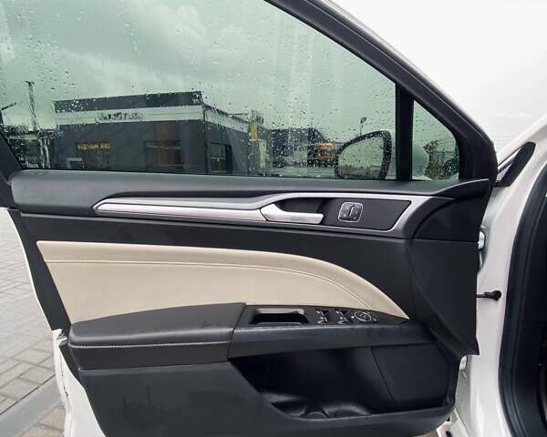 Білий Форд Фьюжен, об'ємом двигуна 2 л та пробігом 164 тис. км за 13200 $, фото 10 на Automoto.ua