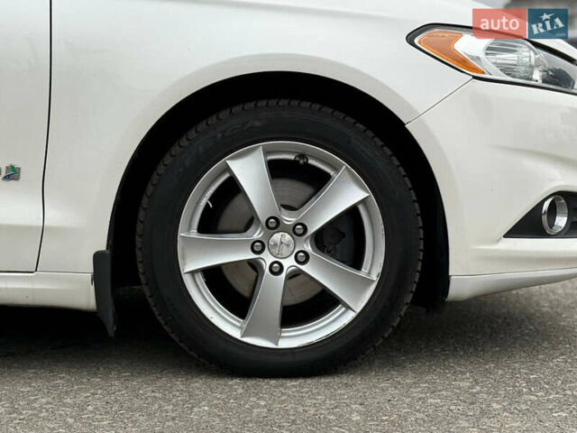 Білий Форд Фьюжен, об'ємом двигуна 2 л та пробігом 153 тис. км за 9500 $, фото 16 на Automoto.ua
