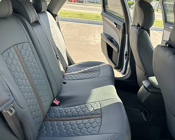 Білий Форд Фьюжен, об'ємом двигуна 2.49 л та пробігом 215 тис. км за 9850 $, фото 10 на Automoto.ua