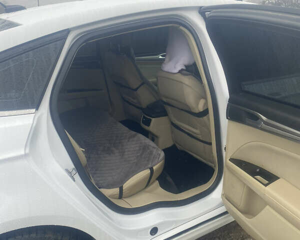 Білий Форд Фьюжен, об'ємом двигуна 2.49 л та пробігом 240 тис. км за 11000 $, фото 4 на Automoto.ua