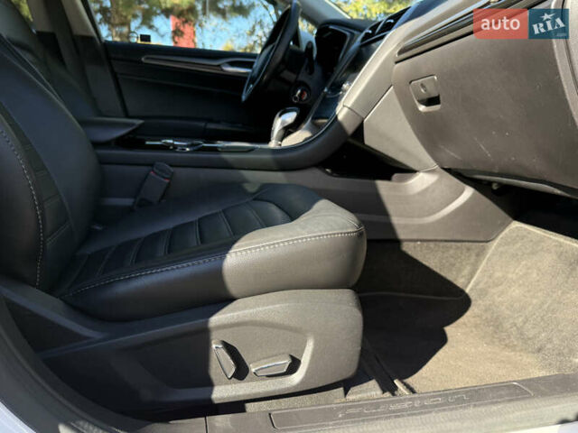 Білий Форд Фьюжен, об'ємом двигуна 2 л та пробігом 137 тис. км за 10999 $, фото 32 на Automoto.ua