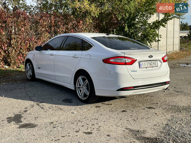 Білий Форд Фьюжен, об'ємом двигуна 2 л та пробігом 176 тис. км за 12000 $, фото 3 на Automoto.ua