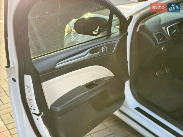 Белый Форд Фьюжн, объемом двигателя 2 л и пробегом 225 тыс. км за 11000 $, фото 10 на Automoto.ua