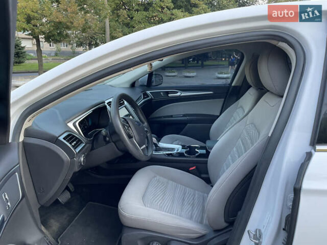 Білий Форд Фьюжен, об'ємом двигуна 2 л та пробігом 169 тис. км за 13000 $, фото 4 на Automoto.ua