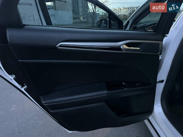 Білий Форд Фьюжен, об'ємом двигуна 2 л та пробігом 203 тис. км за 11500 $, фото 15 на Automoto.ua