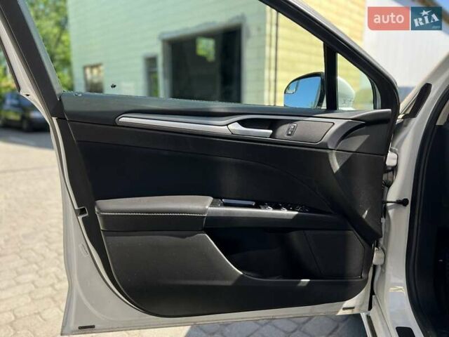 Білий Форд Фьюжен, об'ємом двигуна 2 л та пробігом 75 тис. км за 12900 $, фото 18 на Automoto.ua