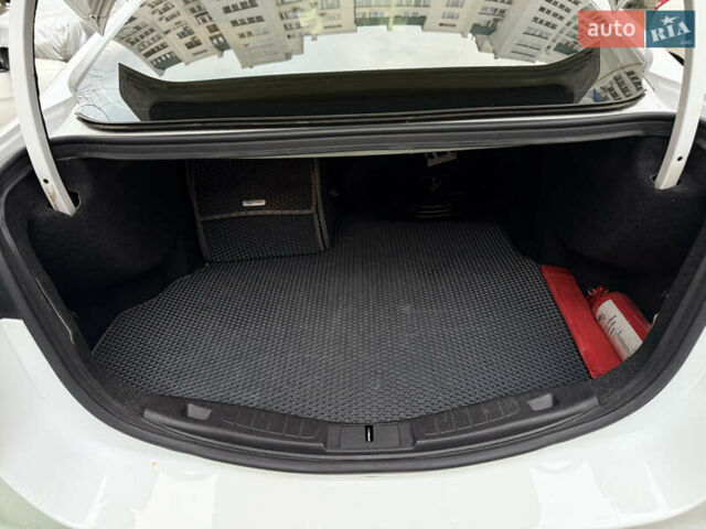 Белый Форд Фьюжн, объемом двигателя 2.5 л и пробегом 194 тыс. км за 11500 $, фото 23 на Automoto.ua