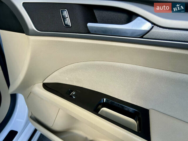 Білий Форд Фьюжен, об'ємом двигуна 2.49 л та пробігом 201 тис. км за 9300 $, фото 35 на Automoto.ua