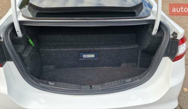 Білий Форд Фьюжен, об'ємом двигуна 2 л та пробігом 130 тис. км за 14900 $, фото 31 на Automoto.ua