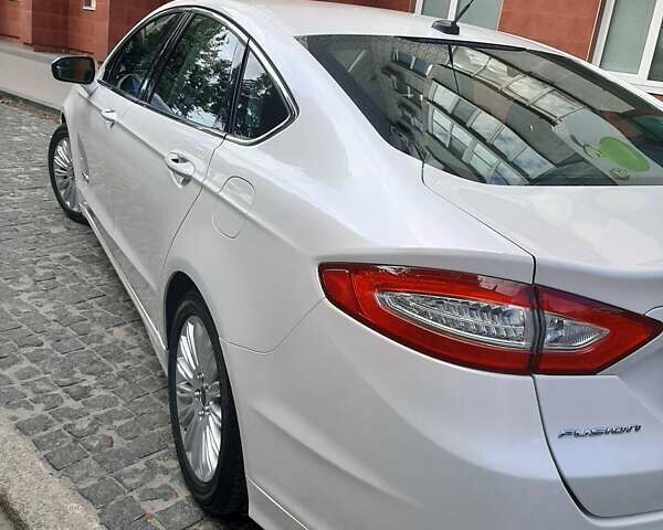 Білий Форд Фьюжен, об'ємом двигуна 2 л та пробігом 155 тис. км за 13700 $, фото 5 на Automoto.ua