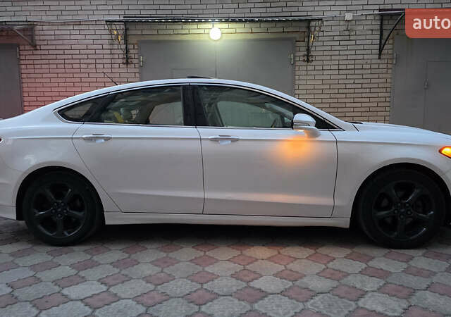 Білий Форд Фьюжен, об'ємом двигуна 2 л та пробігом 152 тис. км за 10500 $, фото 4 на Automoto.ua