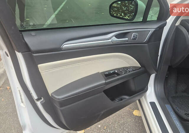 Білий Форд Фьюжен, об'ємом двигуна 2 л та пробігом 158 тис. км за 10950 $, фото 17 на Automoto.ua