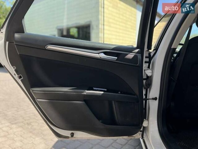 Білий Форд Фьюжен, об'ємом двигуна 2 л та пробігом 75 тис. км за 12900 $, фото 19 на Automoto.ua