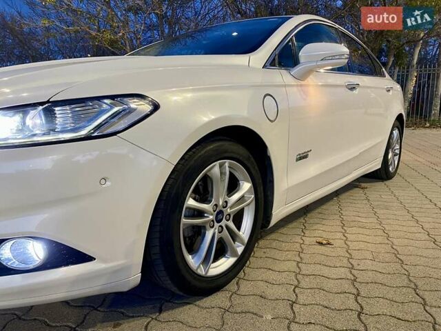 Білий Форд Фьюжен, об'ємом двигуна 2 л та пробігом 154 тис. км за 14400 $, фото 2 на Automoto.ua