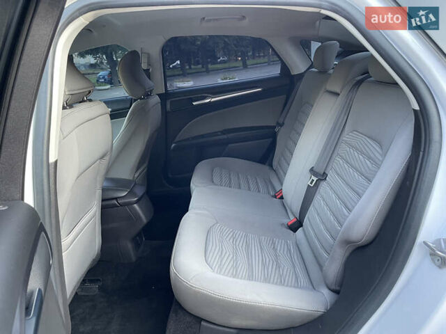Білий Форд Фьюжен, об'ємом двигуна 2 л та пробігом 169 тис. км за 13000 $, фото 8 на Automoto.ua