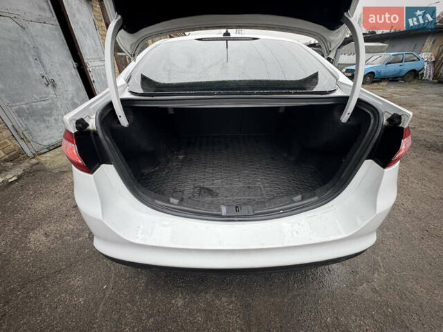 Белый Форд Фьюжн, объемом двигателя 1.5 л и пробегом 204 тыс. км за 8000 $, фото 11 на Automoto.ua