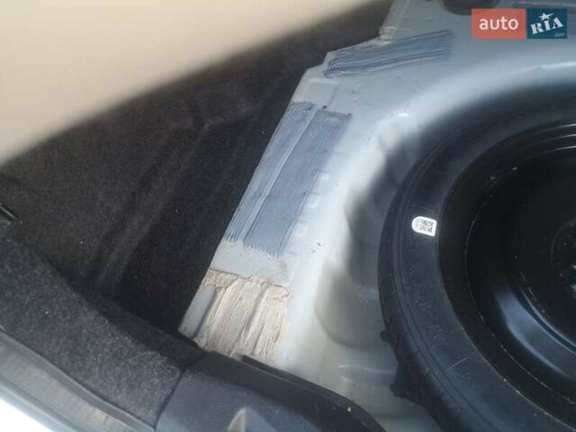 Білий Форд Фьюжен, об'ємом двигуна 2.5 л та пробігом 119 тис. км за 11300 $, фото 14 на Automoto.ua