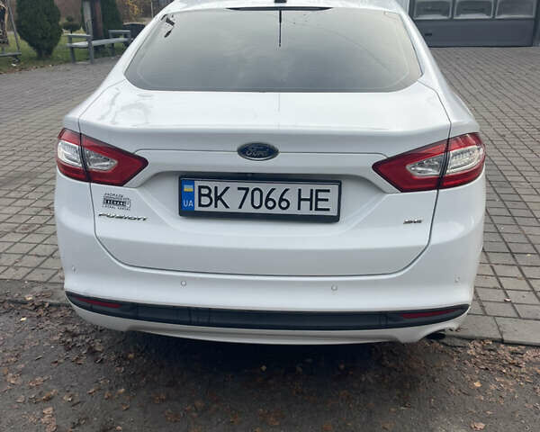 Белый Форд Фьюжн, объемом двигателя 2.5 л и пробегом 188 тыс. км за 9500 $, фото 4 на Automoto.ua