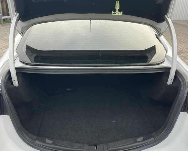 Белый Форд Фьюжн, объемом двигателя 2.5 л и пробегом 188 тыс. км за 9500 $, фото 5 на Automoto.ua