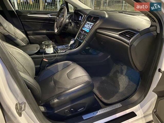 Білий Форд Фьюжен, об'ємом двигуна 2 л та пробігом 154 тис. км за 14400 $, фото 18 на Automoto.ua