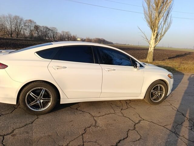 Білий Форд Фьюжен, об'ємом двигуна 1.5 л та пробігом 182 тис. км за 9800 $, фото 1 на Automoto.ua