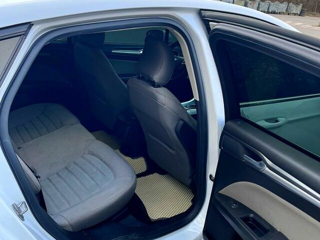 Белый Форд Фьюжн, объемом двигателя 2.5 л и пробегом 192 тыс. км за 12000 $, фото 6 на Automoto.ua