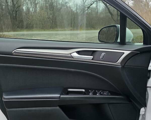 Білий Форд Фьюжен, об'ємом двигуна 2.49 л та пробігом 65 тис. км за 15500 $, фото 15 на Automoto.ua