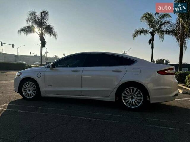 Белый Форд Фьюжн, объемом двигателя 2 л и пробегом 188 тыс. км за 2900 $, фото 5 на Automoto.ua