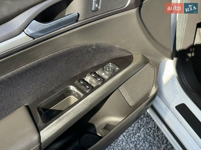 Белый Форд Фьюжн, объемом двигателя 2.49 л и пробегом 250 тыс. км за 8800 $, фото 12 на Automoto.ua