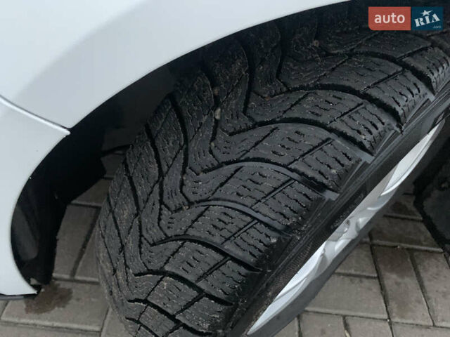 Белый Форд Фьюжн, объемом двигателя 2.5 л и пробегом 160 тыс. км за 10200 $, фото 18 на Automoto.ua