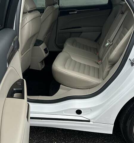 Білий Форд Фьюжен, об'ємом двигуна 2 л та пробігом 126 тис. км за 12000 $, фото 26 на Automoto.ua