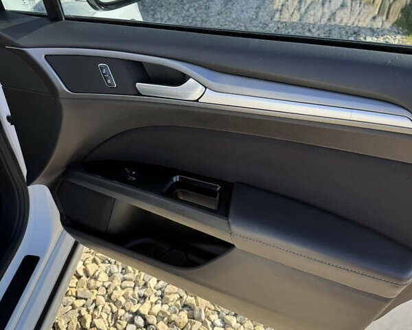 Білий Форд Фьюжен, об'ємом двигуна 2.5 л та пробігом 150 тис. км за 10700 $, фото 7 на Automoto.ua