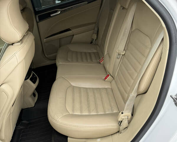 Білий Форд Фьюжен, об'ємом двигуна 2 л та пробігом 352 тис. км за 9800 $, фото 16 на Automoto.ua