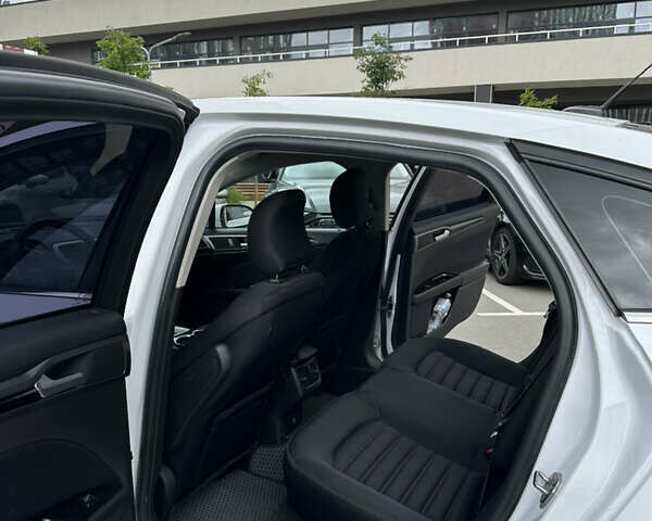 Белый Форд Фьюжн, объемом двигателя 2.49 л и пробегом 206 тыс. км за 10500 $, фото 9 на Automoto.ua