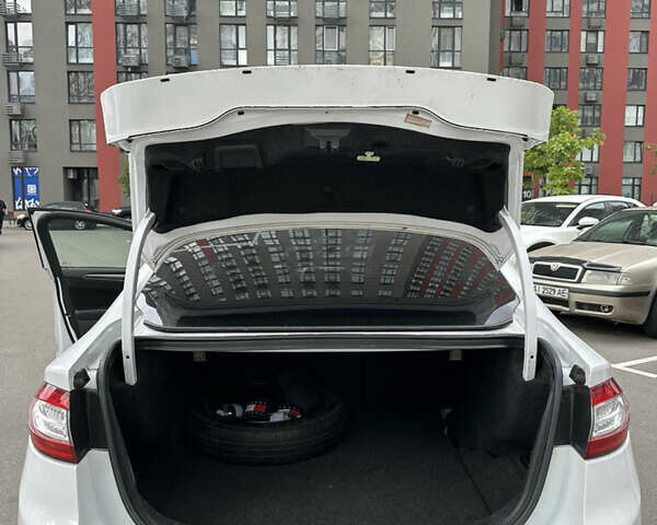 Белый Форд Фьюжн, объемом двигателя 2.49 л и пробегом 206 тыс. км за 10500 $, фото 10 на Automoto.ua